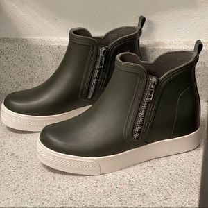 New Steve Madden Rainboots